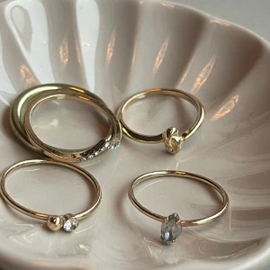 GULD RINGAR - Super fina oanvända guld ringar! Säljs tillsammans. Normala i storleken. 5 stycken. 