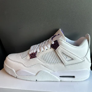 Jordan 4 metallic purple - Hej jag säljer jordan 4 metallic purple dom är helt nya fick in den idag från tyskland hör av er.