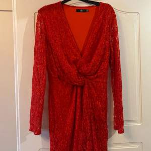 Röd klänning i ”spets” från miss Selfridges.  Använd 1 gång. 