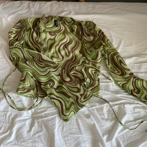 blus - en fin ”blus” från HM, jag säljer den för att den är för liten på mig. pris kan diskuteras!!!