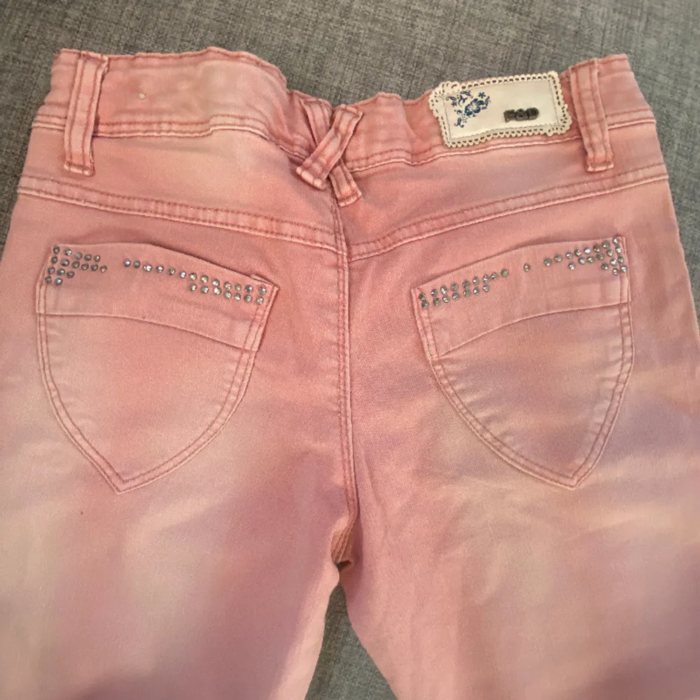 Lågmidjade raka jeans i en superfin rosa färg🩷 för små för mig så därför har jag inga bilder på, midjemåttet är 35cm rakt över och innerbenslängden är 74cm🥰. Jeans & Byxor.