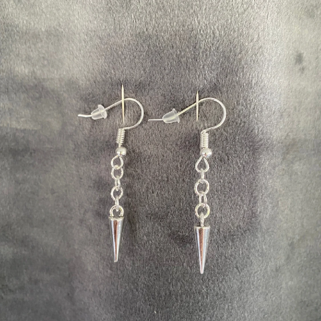 Örhängen med nitar
