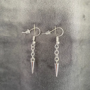 Örhängen med nitar - Två olika varianter, egendesignade i rostfritt stål, 39kr per par!!❤️‍🔥