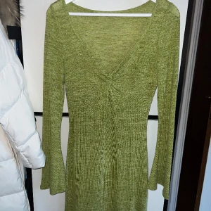 Grön sommarklänning strl S - Passar XS och M, aldrig använd. Pris diskuteras.