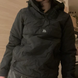 Jacka pull&bear - En pullover jacka från pull&bear som är köpt för 2 år sen. Storlek S, sitter rätt perfekt på en S men man får inte plats med så mycket under. Rätt så tjock och skulle säga att den funkar till vintern! Frakt ingår inte i priset<3