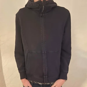 Cp company hoodie - En riktigt det cp company hoodie. Skick 8/10. Moddelen är 185 och väger 65 kilo. Tveka inte på att höra av er vid några funderingar.