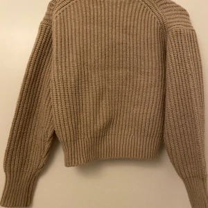 Stickad tröja - Säljer denna fina stickade tröja, pris kan diskuteras.💕