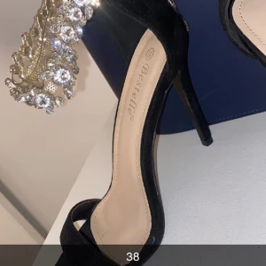 Klackskorna  - Säljer dessa klackar, knappt använda. Köpare står för frakt 