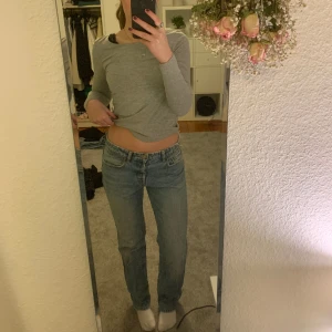 Low waist jeans - Ljusblå lowwaist jeans från zara. Bra skick. Storlek 38