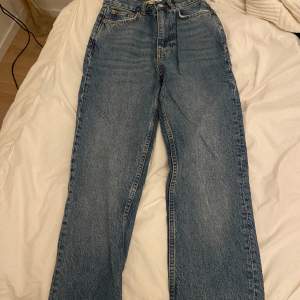 Säljer dessa jeans pga att jag inte använder de längre.💘