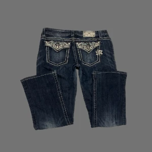 Lågmidjade bootcut miss me jeans - Så fina lågmidjade bootcut MISS ME jeans i storlek 31!😍 midjemåttet: 44cm innerbenslängd: 75cm PS; KOLLA IGENOM MITT KONTO NI KOMMER HITTA MÅNGA Y2K OCH VINTAGE PLAGG 