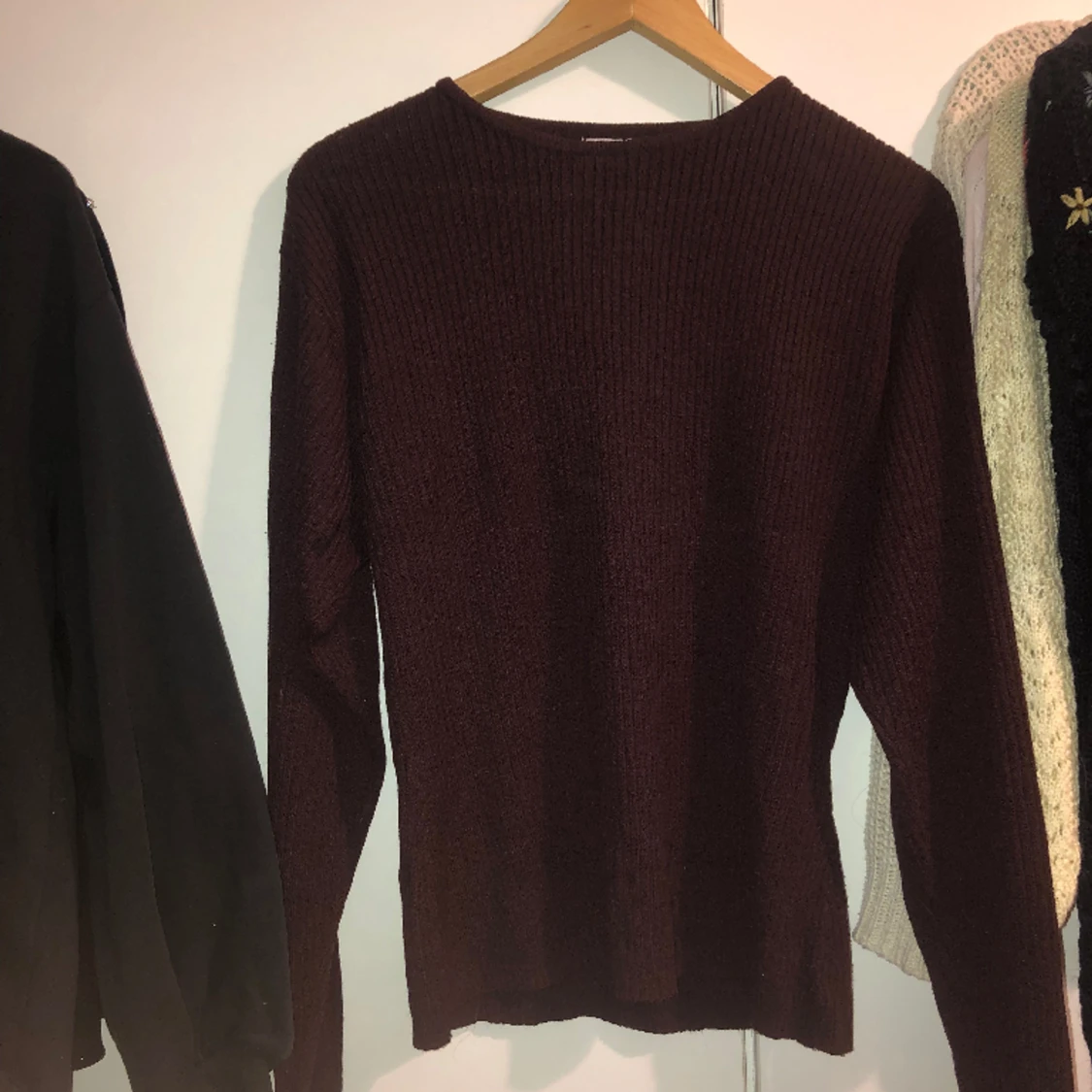 Vinröd stickad tröja