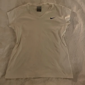 Nike t-shirt - En snygg tröja som inte kommit till användning, nästan inte använd🥰 (köpare står för frakt)