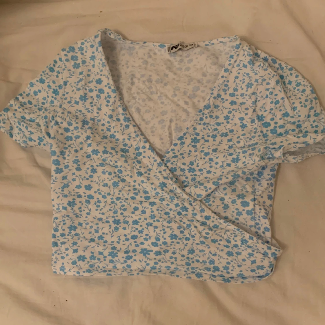 Vit tröja med blå blommor