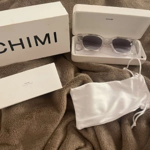 Chimi glasögon  - Säljer mina knappt använda chimis i helt nyskick och köpte sommaren 2023. Jag är även öppen för att byta till ett par 04 i bra skick💓 box följer självklart med vid köp. Kontakta mig vid några frågor