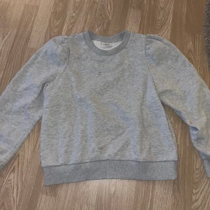 Tröja med puffärm - Grå tröja med puffärm i storlek M