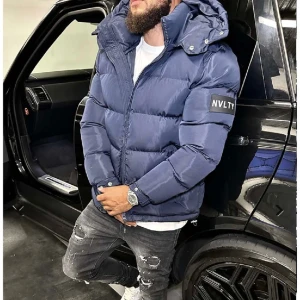 NVLTY jacka  - Köpt februari förra året och använt lite, så jag skulle ändå säga att den är ny och utan skador. Nytt pris 3000 pluss tull o frakt. Säljer för 1600. Priset kan diskuteras.