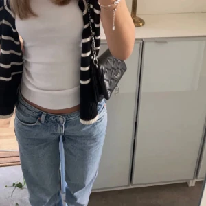 Low waist jeans  - Säljer min jätte snygga blåa low waist jeans från Gina tricot, ny pris 499kr och säljer för 229kr i str 32 