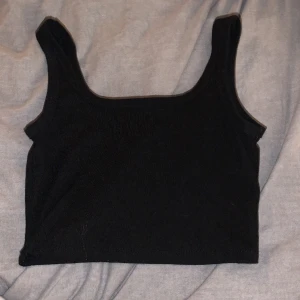 Topp  - Säljer denna svarta topp då jag inte använder den. Den är knappt använd 
