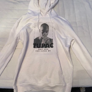 2Pac hoodie - Tja säljer nu min 2Pac hoodie för att För liten storlek, så alltså använd 1-3 gånger max. Om intresserad bara att skriv.