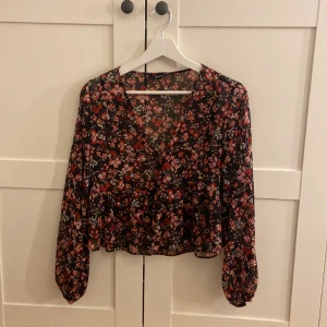 Blus - Jättegullig blommig blus som påminner mycket om bikbok blusen! ❤️