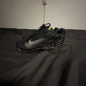 Nike air Max TN skor  - Hej säljer min yngsta sons skor Nike Air Max Plus TN 3 “Spray Paint Swoosh”som han har haft nu i några månader de är storlek 40 man passar också 39 de är lite smutsiga men kan tvättas innna de skickas😊👍