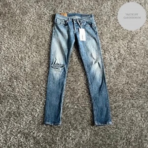Dondup jeans - Tja säljer mina dondup jeans jag köpte nyligen hör på Plick. Det ör den populära modellen George. Dem var för små för mig som är 184. Hör av er för fler bilder eller funderingar.