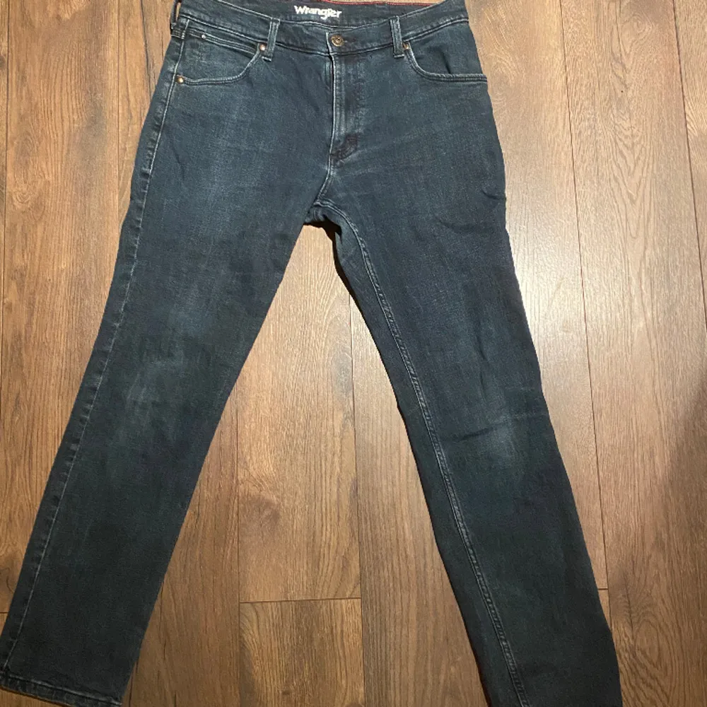 Säljer mina Wrangler jeans då jag växt ur de. Strl: W30 L30. Regular/Slim fit.. Jeans & Byxor.