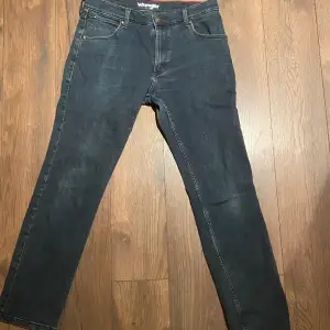 Säljer mina Wrangler jeans då jag växt ur de. Strl: W30 L30. Regular/Slim fit.