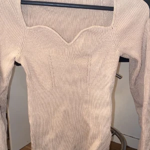 Långärmad topp - Tröja från NA-KD. Fin urringning. Storlek XXS men passar större.