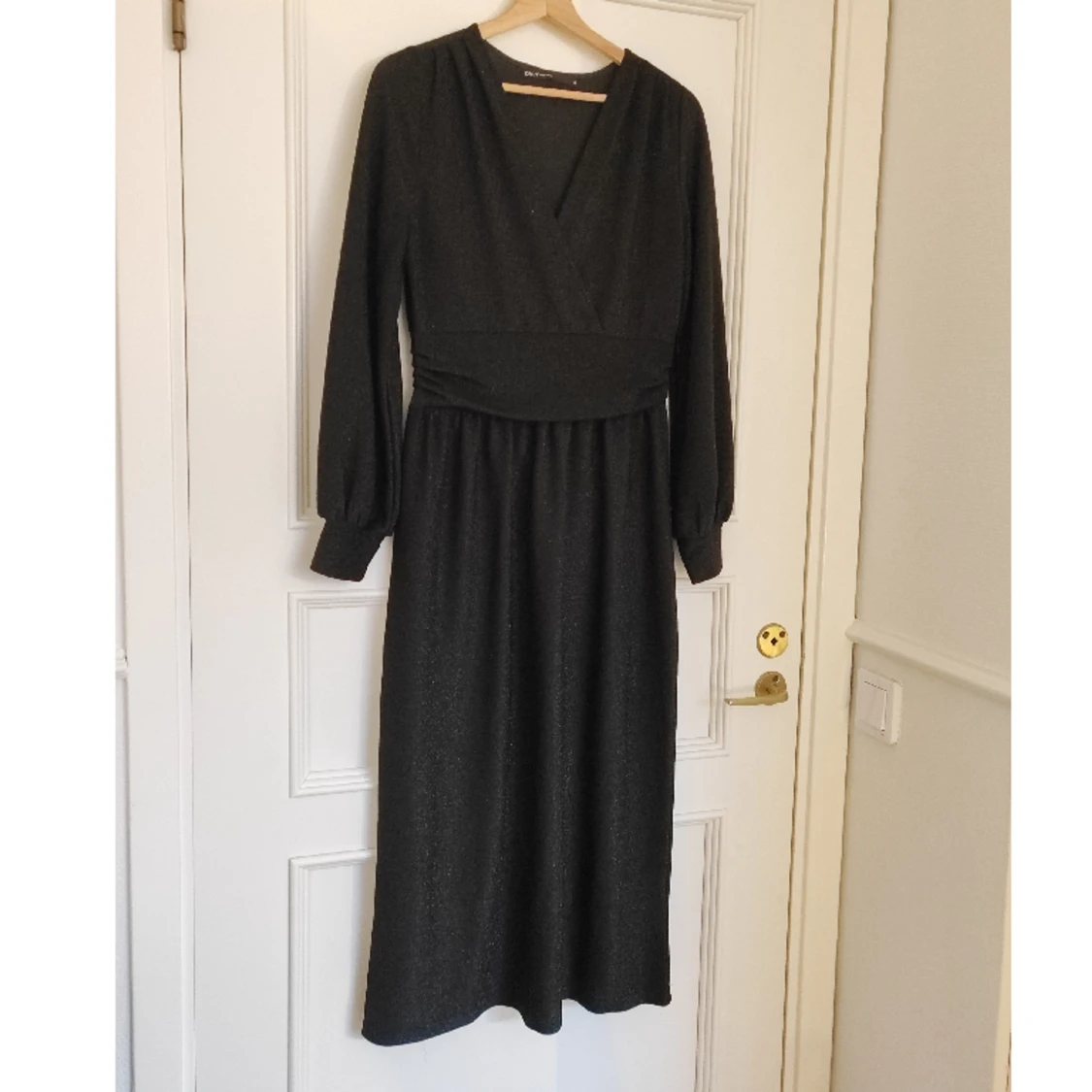 Glittrig klänning stl M, Only