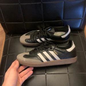 Adidas samba  - Säljer ett par Adidas sambas i stl 44 2/3. Är i väldigt bra skick nästan oanvända. Säljer eftersom dom är för stora. Box medföljer ej. Nypris: 1200 