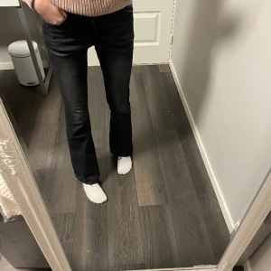 lågmidjade Bootcut jeans - svarta bootcut jeans som är låga i midjan. aldrig kommit till användning då de är för korta💞