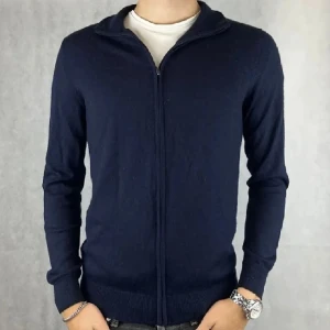 Merinoull fullzip - En merinoull fullzip som jag inte använder och i 9/10 skick. Passar mig lite stor och är 173