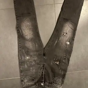 Säljer för de har blivit för små och inte kommer till användning. Skick 9/10 för de är använda ett fåtal gånger. Man kan köpa fler jeans än ett par för billigare pris men då måste man köpa minst 2 jeans från min profil. 