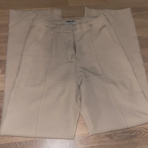 Beiga kostymbyxor madlady  - Fina kostymbyxor från madlady.