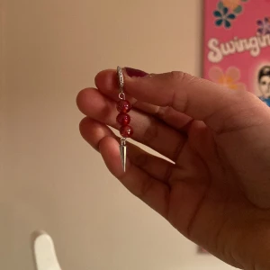Örhänge med riktiga röda stenar!❤️ - Väldigt fin och passar till julen!❤️