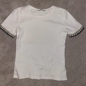 Zara T-shirt - Användbar, fin t-shirt med detaljer på ärmen från Zara. Den är i storlek S 💕