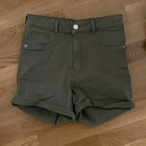 Gröna högmidjade shorts ifrån Gina tricot storlek M