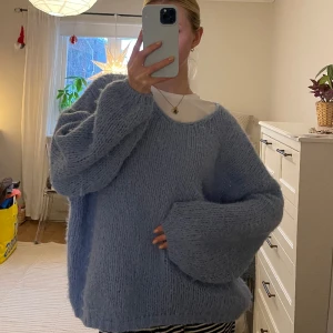 Oversized Stickad tröjan - Intressekoll på den här mysiga onversize blåa tröja från veromoda💙