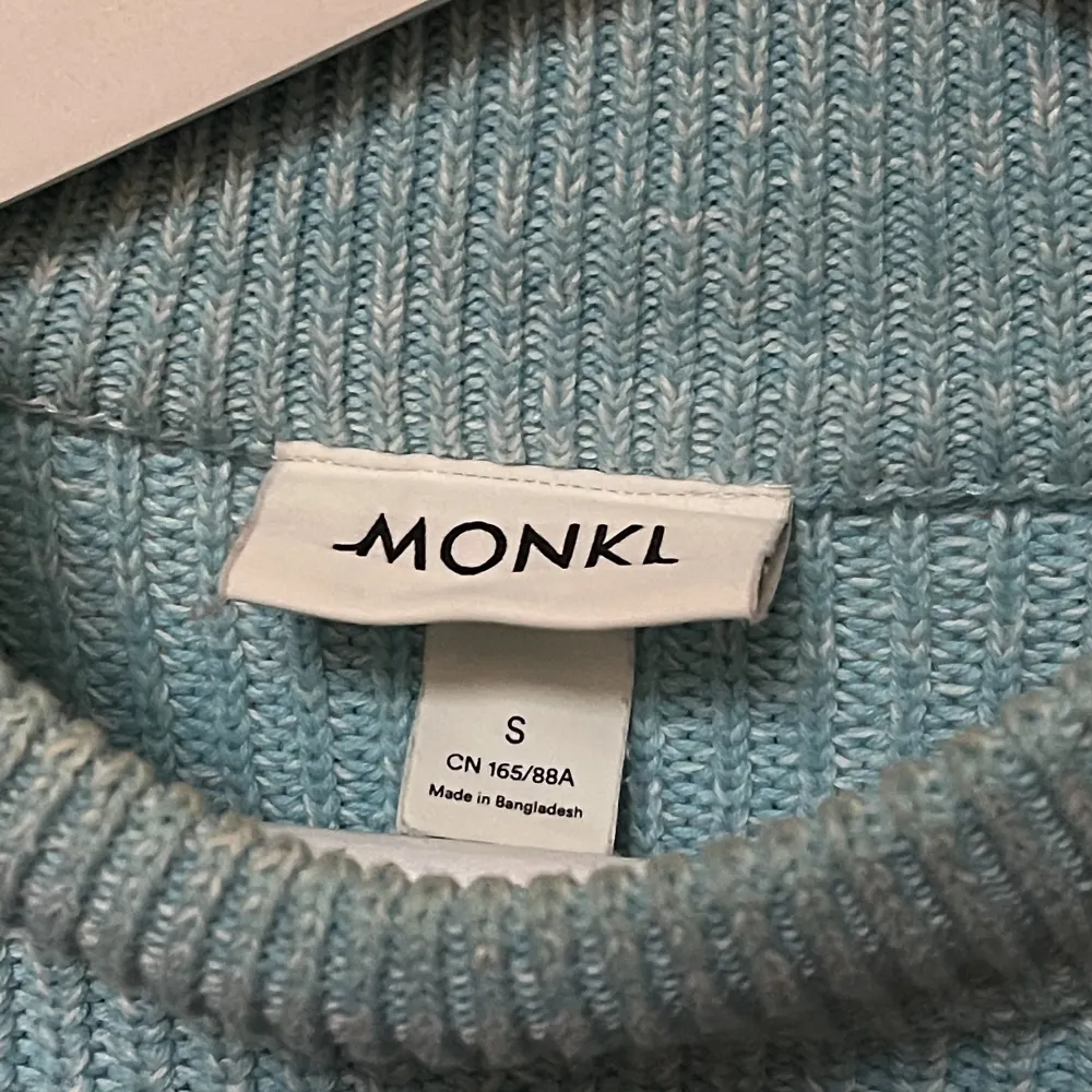 Gullig och jätteskön stickad tröja från Monki. Använd kanske 2 gånger. Som en oversized S tycker jag. Perfekt under vintern!  Kika på min sida för massa bra priser, samfraktar!. Stickat.