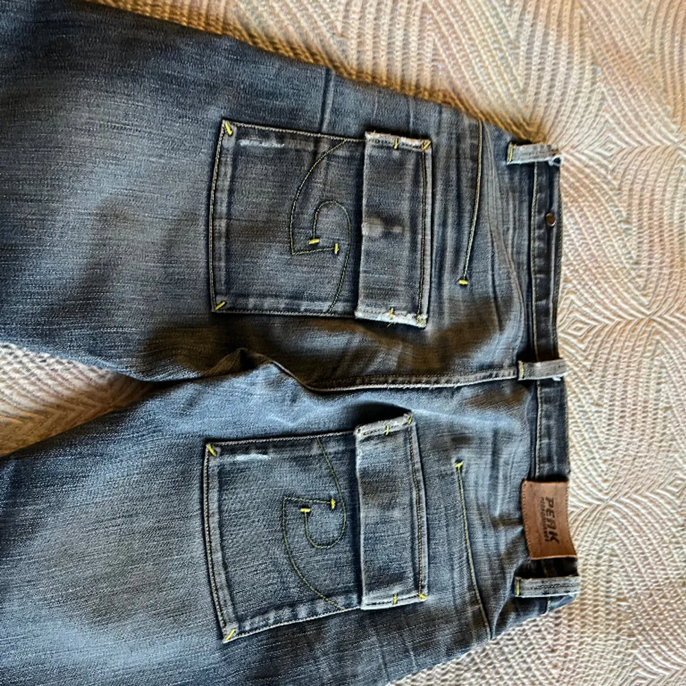 Domma jeansen är från 2003 och är jätte fina. Original priset på dom va typ 1300. Jeans & Byxor.
