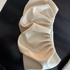 LXA clutch  - Världens finaste clutch från LXA, denna är helt ny och oanvänd. Passar så fint till alla tillfällen, den har en dragkedja samt ett extra fack inuti vilket är perfekt! Sista bilden är lånad!💞 pris kan diskuteras 