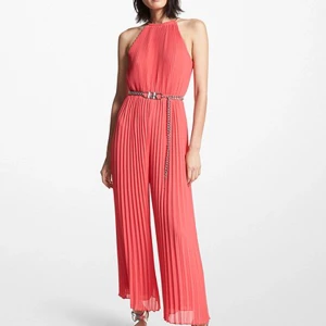 Halter jumpsuit  - Michael Michael Kors jumpsuit storlek xs. Använd en gång, och säljer pga kommer inte kunna använda den nå mer. Skit snyggt till bröllop, skolbal, event osv. Ordinarie pris: 3500kr. Pris kan diskuteras vid snabb affär 