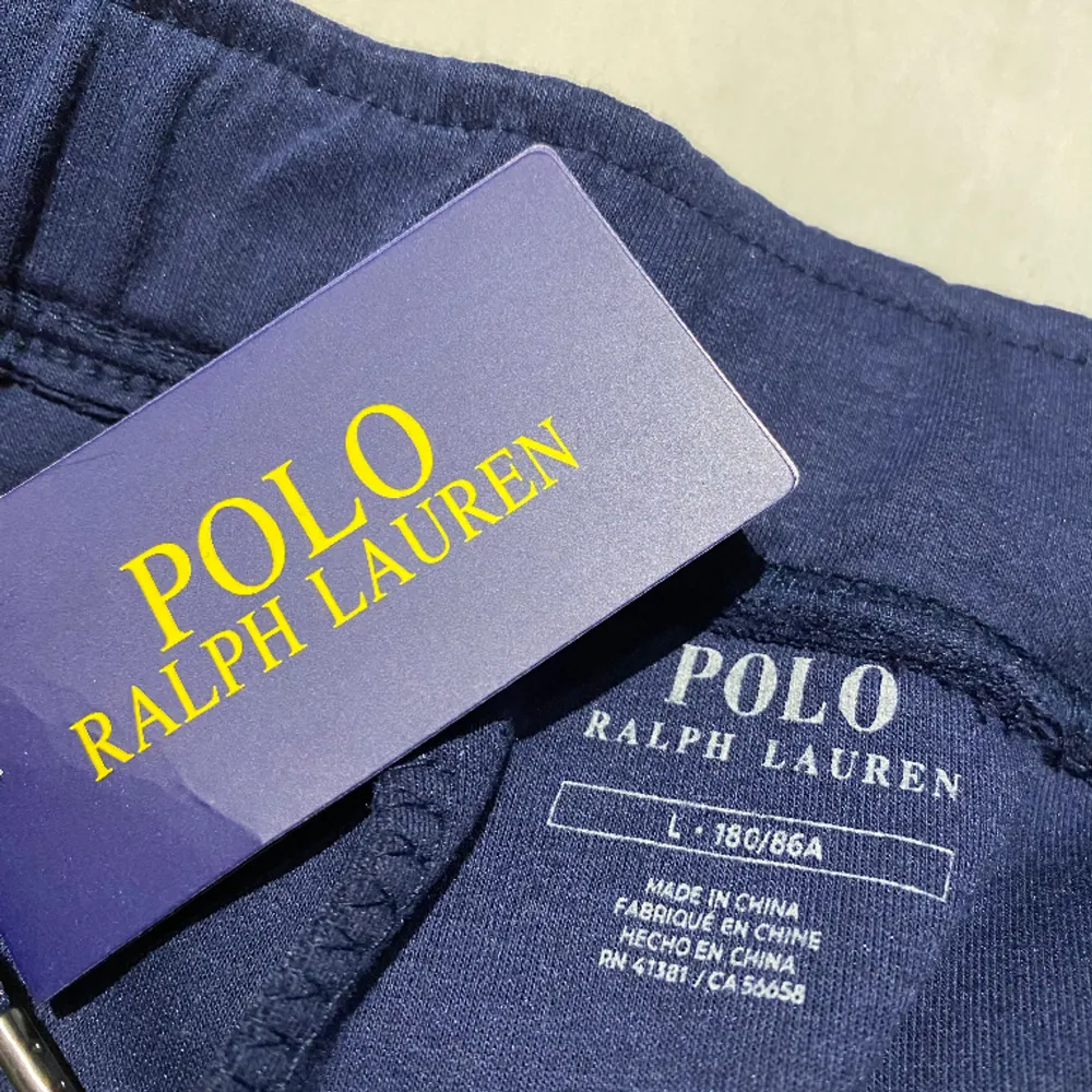Ett fint par mörk blåa Polo byxor, oanvända säljer då de inte passade mig. . Jeans & Byxor.
