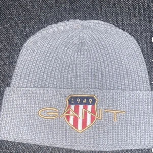 Mössa  - Säljer denna. Den är helt ny aldrig använd 