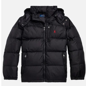 Ralph Lauren vinterjacka  - Bra och varm jacka i storlek L. Grymt bra present nu till jul att ge bort eller ha till sig själv. Skick 10/10 använd sparsamt 