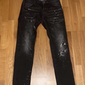 Dsquared2  - Tjena! Ett par fina dsquared2 jeans riktigt fina för ett bra pris. (Ej äkta) riktigt bra material. Skick 9/10 säljs pga blivit för små för mig. Pris går att diskuteras 