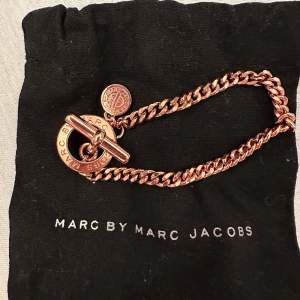 Säljer nu min Marc by Marc Jacobs - armband i rose guld, använt Max en gång, helt ny.  Nypris: 1599kr