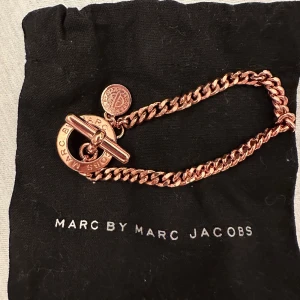 Marc by Marc Jacobs - armband - Säljer nu min Marc by Marc Jacobs - armband i rose guld, använt Max en gång, helt ny.  Nypris: 1599kr